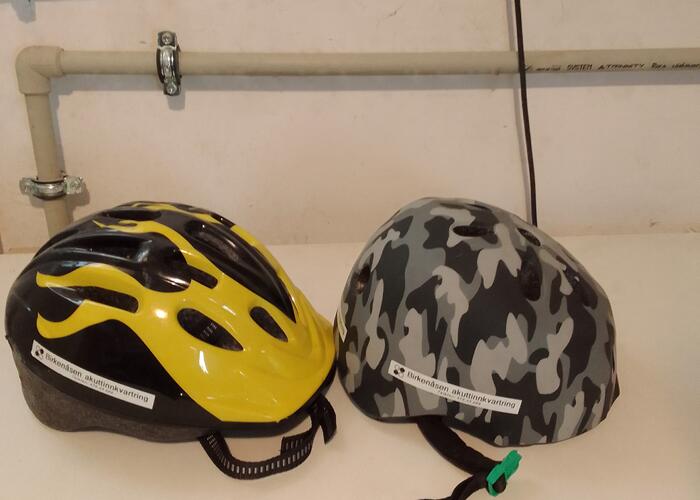Grajewo ogłoszenia: Sprzedam dwa kaski dziecięce na rower cena 50 zł